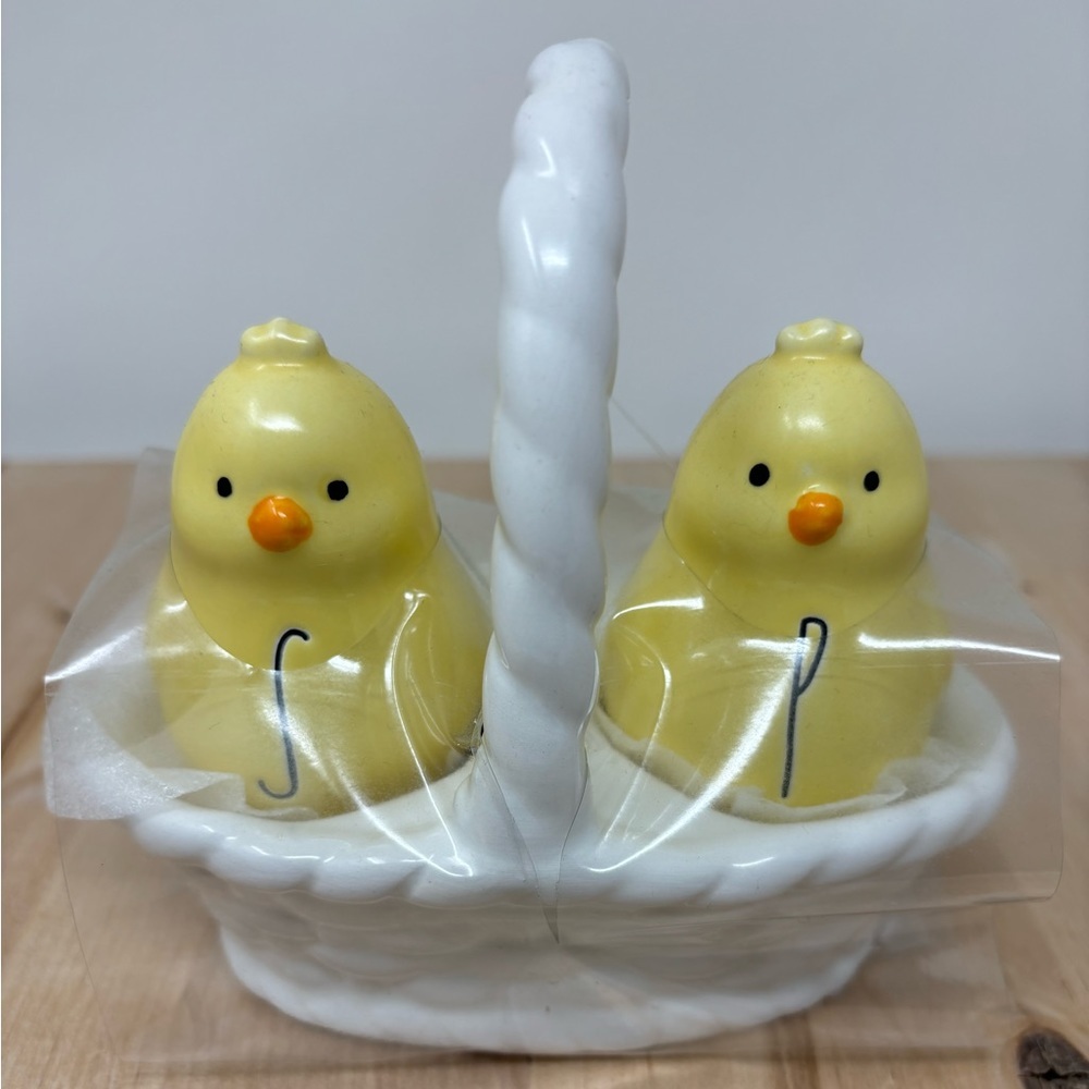 Rae Dunn Salt and Pepper Shakers Chicks in a Basket Base Yellow and White New